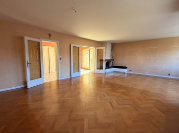 THIONVILLE - Maison à vendre dans une impasse calme.. Située Rue des Marguerites à Thionville,  maison de 222 m² habitables sur 8 ares de terrain. Elle offre un double séjour lumineux, une cuisine avec salle à manger attenante accès à une terrasse et au jardin, 6 chambres, une salle de bains, une salle de douches et 3 WC.
Vous profiterez également d'un sous-sol complet comprenant garage, caves, lingerie et chaufferie.
Construite avec des matériaux de qualité, cette demeure a toujours été parfaitement entretenue par ses propriétaires. 
Les informations sur les risques auxquels ce bien est exposé sont disponibles sur le site Géorisques : www.georisques.gouv.fr » 
Contacts :
K.Karas : 06 08 31 19 87
K. Moriceau : 06 75 66 99 25 (2.96 % d'honoraires TTC à la charge de l'acquéreur.)