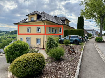 Cet appartement à vendre est situé à Ettelbruck, une ville accueillante au cœur du Luxembourg. Offert par l'AGENCE REINERT CARLO, cette propriété peut être découverte exclusivement sur athome.lu.

Détails de la propriété:

Découvrez ce superbe appartement dans une petite résoidence à 4 unités, comprenant 2 chambres à coucher, parfait pour un cadre de vie spacieux et confortable. Récemment rénové en 2022, il se distingue par sa surface généreuse de 147 m² et un jardin privé de 115 m², idéal pour profiter des journées ensoleillées. Bénéficiant d'une cuisine ouverte équipée, d'une salle de douche moderne, et d'un agréable balcon de 25 m² avec une vue imprenable, cet appartement a tout pour plaire. Avec une orientation sud-est, il est baigné de lumière naturelle. Pratique et commode, vous disposez également d'un garage, de deux parkings extérieurs et d'une buanderie. Sa construction en 1986 lui confère un charme classique tout en offrant le confort des rénovations récentes.

Installations à proximité:

Situé à Ettelbruck, cet appartement bénéficie d'un environnement dynamique et convivial. Le quartier offre une variété d'établissements scolaires et éducatifs adaptés à toutes les tranches d'âge. Profitez de multiples options pour le shopping et la restauration avec des commerces de proximité. Les amoureux de la nature apprécieront les parcs et loisirs aux alentours. La prise en charge médicale est facilitée grâce à la proximité des services de santé. En matière de transport, la ville est bien desservie et permet des déplacements aisés vers d'autres régions du Luxembourg.

Ne manquez pas cette occasion unique! Pour plus d'informations ou pour organiser une visite, n'hésitez pas à nous contacter via le formulaire de contact ou par téléphone.