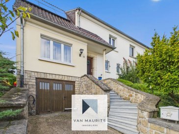 Situé dans la commune de Munsbach cette maison rénovée, bénéficie d'une surface habitable de ± 140 m², pour une superficie totale de ± 196 m² et se compose comme suit.

Au rez-de-chaussée le hall d'entrée de ± 10 m² avec cage d'escalier dessert un séjour salon/salle à manger de ± 31 m² donnant sur une cuisine ouverte de ± 18 m² (équipée Siemens et Miele) avec accès terrasse/jardin avec une vue dégagée et orienté sud ouest, ainsi qu'une salle de douche/wc (douche, lavabo, wc).

La cage d'escalier du premier étage donne sur une galerie de ± 10 m² qui dessert 3 chambres de ± 9, 11 et 12 m² ainsi qu'une salle de bains de ± 8 m² (baignoire avec fonction spa, douche, lavabo, miroir, wc).

Le grenier est aménagé en chambre de ± 24 m², mais peut servir de pièce multifonctionnelle.

La cave est composé d'un palier de ± 4 m² qui dessert une buanderie de ± 9 m², une cave de ± 10 m², une chaufferie avec chaudière à gaz à condesation de ± 10 m² ainsi qu'un garage de ± 25 m².

Le jardin arboré orienté sud-ouest de ± 100 m² avec une terrasse de ± 15 m² comprenant une marquise et un emplacement de parking devant le garage complètent l'offre.

Généralités :

- Borne de recharge électrique
- Adoucisseur d'eau
- Chauffage au gaz, chauffage par radiateur
- Cheminée à cassette
- Fenêtres châssis PVC, double vitrage, volets manuels et électriques
- Marquise électrique
- Nouvelle cuisine
- Panneaux solaires (PV)

- Les frais mensuels d'électricité sont actuellement à ± 90/mois, le gaz à 126€ par mois, le bois pour le pôele à bois à 150 € la stère

Pour une visite et ou plus d'informations veuillez contacter Maurits van Rijckevorsel au Tel: +352691198 891 et ou par email : maurits@vanmaurits.lu