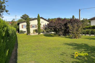 Coup de coeur assuré !!!.  Superbe maison sur sous sol complet offrant 200 m2 de surface totale. Prestations et finitions de qualité. Agréable terrain arboré avec terrasse très bien exposée.
 Rénovation récente, cuisine équipée ouverte sur salon séjour d'env 45 m2, trois chambres avec placard de rangement. Grand garage avec parking exterieur.
 A visiter très rapidement !!!
