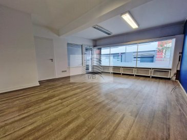 Local commercial avec une surface de 70 m² aménagé comme suit :

Surface commerciale avec vitrine, bureau séparé, salle de réunion avec accès à la terrasse et au jardin, kitchenette, WC.

Une cave privative au sous-sol et un grenier privatif de 14 m² au 3áµ‰ étage complètent le bien.

Situé au centre de Bettembourg avec ses commerces, parkings et transports en commun, ce local est parfaitement adapté pour toutes activités commerciales, artisanales, culturelles ou de loisirs, ainsi que pour des prestations de services.

Pour tous renseignements supplémentaires ou pour convenir d'un rendez-vous pour une visite, veuillez nous contacter par téléphone au (+352) 691 400 705 ou par courriel : info@17b.lu

 ---------- 
Geschäftslokal mit einer Fläche von 70 m², das wie folgt eingerichtet ist:

Geschäftsfläche mit Schaufenster, separates Büro, Besprechungsraum mit Zugang zur Terrasse und zum Garten, Küchenzeile, WC.

Ein privater Keller im Untergeschoss und ein privater Dachboden von 14 m² im 3áµ‰ Stock vervollständigen das Objekt.

Im Zentrum von Bettemburg mit seinen Geschäften, Parkplätzen und öffentlichen Verkehrsmitteln gelegen, eignet sich dieses Ladenlokal perfekt für alle kommerziellen, handwerklichen, kulturellen oder Freizeitaktivitäten sowie für Dienstleistungen.

Für weitere Informationen oder um einen Termin für eine Besichtigung zu vereinbaren, kontaktieren Sie uns bitte telefonisch unter (+352) 691 400 705 oder per E-Mail: info@17b.lu

 ---------- 
Commercial premises with a surface area of 70 m² arranged as follows:

Commercial area with shop window, separate office, meeting room with access to terrace and garden, kitchenette, WC.

A private cellar in the basement and a 14 m² private attic on the 3áµ‰ floor complete the property.

Located in the center of Bettembourg with its shops, parking and public transport, this premises is perfectly suited for all commercial, craft, cultural or leisure activities, as well as for services.

For further information or to arrange an appointment for a viewing, please contact us by telephone on (+352) 691 400 705 or by e-mail: info@17b.lu