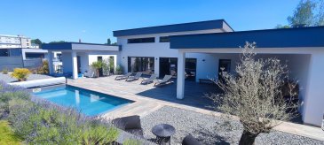 Sarreguemines - Splendide villa 240 m². Chez Nord Sud Immobilier - Superbe villa contemporaine de plain-pied à Sarreguemines

Située dans un environnement calme et sans vis à vis, celle villa d'architecte construite en 2021 allie confort, modernité et prestations haut de gamme. 
Elle offre une qualité de vie rare grâce à ses volumes généreux, ses matériaux récents et ses équipements de dernière génération. Tout y est penser à la perfection. 

Dès l'entrée, vous serez séduits par la grande pièce de vie lumineuse, prolongée d'une terrasse spacieuse, parfaite pour des moments de détente en extérieur. La piscine chauffée complète ce cadre idyllique. 

Elle dispose également de 4 chambres dont une suite parentale avec salle d'eau privative et dressing. 
Une salle de bain, 2 WC, une buanderie et un cellier viennent compléter ce bien. 
Cette maison est astucieusement divisée entre espace jour et espace nuit. 

Un garage de 3 véhicules est attenant avec un atelier et une chaufferie. 

Prestations : 
- Chauffage au sol par une pompe à chaleur ;
DPE A / GES A - excellente performance énergétique
- Aspiration centralisée
- Volets électriques en aluminium
- Accès au quartier par un portail sécurisé

En bref, une villa clé en main, idéale pour une famille en quête de tranquillité et de prestations de standing, à quelques minutes du centre ville de Sarreguemines. 

Ne ratez pas cette opportunité !
Contactez Nord Sud immobilier au 0372640102