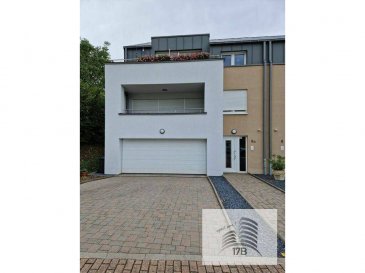 Appartement situé au premier étage, dans une maison bi-familiale à 2 unités, construite en 2017 avec une surface habitable d'environ 89 m2 et composé comme suit :

- un hall d'entrée avec WC séparé
- un spacieux living avec cuisine équipée ouverte avec accès à la terrasse
- deux chambres à coucher
- une salle de douche
- une cave avec buanderie privative
- un garage pour deux voitures en enfilade et un emplacement devant le garage
- jardin privatif de 120 m2 avec terrasse commune à l’arrière

L’immeuble se trouve au calme parmi les vignobles.

Pour tous renseignements supplémentaires ou pour convenir un rendez-vous pour une visite, veuillez nous contacter au (+352) 691 400 705 ou par email : info@17b.lu