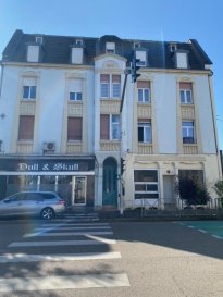 278 RUE DE PONT A MOUSSON - MONTIGNY LES METZ
Au 1er étage d'un immeuble situé à proximité de toutes les commodités, bel appartement 2 pièces de 51 m² comprenant une entrée, un séjour lumineux, une cuisine meublée et équipée indépendante, une chambre avec placard donnant sur l'arrière, une salle d'eau avec wc. 
Chauffage au gaz individuel. 
