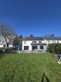 Belle maison de charme située à Syren, commune de Weiler-la-Tour, d'une surface brute d'environ 280 m² dont 174.9 m² habitables. 
Cette magnifique demeure, bâtie sur un terrain d'environ 5 ares, se trouve dans un quartier calme et bénéficie d'une situation géographique et stratégique idéale, à proximité de tous les commerces et de l'accès autoroutier. 

La maison se compose comme suit :
Sous-sol :
- Local technique : 17 m²
- Cave 1 : 24 m²
- Cave 2 : 17 m²

Rez-de-chaussée : 
- Séjour et cuisine bien équipée de+/- 60 m²
- Cellier : 8 m²
- Hall d'entrée : 10 m²
- Chambre ou bureau : 10 m²
- Salle d'eau et WC : 5 m²

Premier étage :
- Chambre 1 et dressing : 19 m² + 8 m² = 27 m²
- Chambre 2 : 20 m²
- Chambre 3 : 15 m²
- Bureau : 15 m²
- Salle de bains : 19 m²

Extérieurs et dépendances : 
- Grande terrasse de 48 m² 
- Jardin de 130 m² 
- Garage pour 2 voitures avec borne électrique 
- Parking extérieur pour 3 voitures
- Toiture 30 m² de panneaux photovoltaïques, l'électricité est gratuite.

La maison a été rénovée il y a environ deux mois (peinture, parquet, etc.)

Pour tout renseignement complémentaire ou information veuillez nous contacter par email info@immonordstrooss.lu ou par Tél: 691 850 805.

Proposition de crédit/financement à taux compétitif auprès des banques Luxembourgeoise incluse dans nos services gratuits.