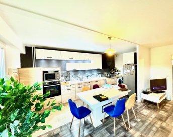METZ APPARTEMENT F3 : 1456 000 EUR FAI .  A SAISIR  Appartement de type F3 d'une surface d'environ 68 m2 situé au rez-de-chaussée comprenant entrée, cuisine équipée ouverte sur un vaste séjour, deux chambres, salle de bains, wc séparé , cave, parking privatif   
 Contact  : Bernard BLOCH  06.150.144.36