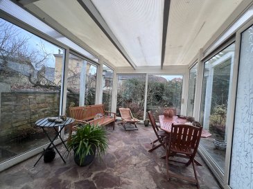 Thionville quartier aux fleurs, maison  individuelle de 140 m2. En fond d'impasse, jolie maison des années 60 d'une superficie d'environ 140 m2 comprenant une entrée avec vestiaire et toilette invités, une cuisine équipée ouverte sur la double pièce séjour donnant accès à un charmant jardin d'hiver et au jardin, quatre chambre chambres
dont l'une avec sa propre salle d'eau et balcon, une salle bain, un wc indépendant.
Poêle à bois dans le séjour, volets motorisés, double vitrage, toiture isolée.
Sous-sol complet avec caves, chaufferie / lingerie.
Garage, et charmant jardin.

Les informations sur les risques auxquels ce bien est exposé sont disponibles sur le site Géorisques : www.georisques.gouv.fr » 

Contacts :
- K. Moriceau : 06 75 66 99 25
- K. Karas : 06 08 31 19 87 (2.78 % d'honoraires TTC à la charge de l'acquéreur.)