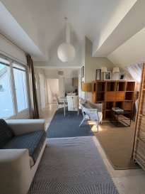 Dans une maison privée, ce magnifique studio meublé de ± 30m2, situé au 3ème étage, offre toutes les commodités: un espace de vie de +/-24m2 (séjour et chambre) donnant sur une jolie terrasse de 6m2, avec vue dégagée, une petite kitchenette équipée: 2 plaques électriques, un micro onde et un frigo, une salle de bain complète: bain, lavabo, WC, un petit débarras faisant office de buanderie (machine à laver installée). 

Généralités:  
Interphone  
Toutes charges incluses (électricité, internet, télévision, chauffage etc.)  
Loyer : € 1.650,-  
Caution : € 3300,-  
Frais d'agence: € 1/2 mois de loyer + TVA17%