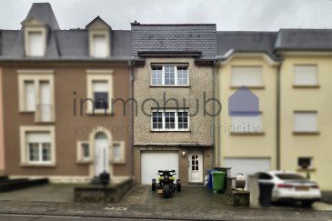 immohub, votre partenaire dans l'immobilier à Belvaux, a le plaisir de vous présenter en exclusivité cette maison unifamiliale mitoyenne, construite en 1967 et implantée sur un terrain de 2,54 ares.
Idéalement située à proximité immédiate de toutes commodités, ainsi que des centres dynamiques d'Esch-sur-Alzette et de Belval, cette propriété offre un cadre de vie pratique et agréable. 
Elle se distingue par ses volumes pratiques, ses quatre chambres à coucher, ainsi que par son espace extérieur comprenant une terrasse, un jardin, un garage et un emplacement de stationnement extérieur.

Description du bien :

Rez-de-chaussée :
-Hall d'entrée : 5,95 m² 
-Hall de cave : 2,45 m²
-WC séparé : 1,00 m²
-Garage fermé pour une voiture : 16,15 m²
-Cave, local technique et buanderie : 14,00 m²
-À l'arrière de la maison, une agréable terrasse d'environ 30 m² avec abri de jardin vous permet de profiter pleinement des beaux jours, prolongée par un jardin privatif.

1er étage :
-Hall : 4,25 m²
-Cuisine équipée indépendante : 12,35 m²
-Living : 18,45 m²

2e étage :
-Hall de nuit : 3,05 m²
-Chambre I (rénovée) : 11,10 m²
-Chambre II : 16,70 m²
-Salle de douche : 4,55 m²

3e étage (isolé et rénové) : 
-Hall de nuit : 2,95 m²
-Chambre III : 18,00 m²
-Chambre IV : 16,35 m²

Prestations et équipements :
-Chauffage au gaz avec chaudière Viessmann installée en 2001
-Châssis en PVC avec double vitrage
-Volets électriques et volets manuels
-Classe énergétique (CPE) : F / F
-Charges mensuelles : ± 250 €