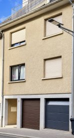 OBERKORN

Studio situé au quatrième étage d'un immeuble sans ascenseur.

Description du bien

Un Hall d'entrée desservant sur une salle de douche, un WC séparé, une grande chambre à coucher avec armoire intégrée, un grand salon/ salle à manger qui donne sur un petit balcon et une belle petite cuisine séparé.

À ce bien vient s'ajouter  à quelques pas un emplacement couvert 

Situation stratégique d'Oberkorn

Situé à proximité immédiate des écoles, dont l'École Internationale, des commerces, du centre aquatique Aquasud, de la gare d'Oberkorn et de l'Université LUNEX.

Prix de présentation :320 000.-€ Frais d'Agence Inclus.

Les surfaces et informations reprises dans cette annonce sont communiquées à titre indicatif et sans valeur contractuelle.

Pour toutes questions ou demandes d'informations, n'hésitez pas à nous contacter, nous serons toujours à votre service.

Agence ELSA'HOME à votre écoute pour la concrétisation de vos projets en toute confiance.
---------------------------------------------------------------------------------------------------------------------------------------------------------------------------------------------------------------
OBERKORN

Studio apartment located on the fourth floor of a building without an elevator.

Property description

An entrance hall leading to a shower room, a separate toilet, a large bedroom with a built-in wardrobe, a spacious living/dining room opening onto a small balcony, and a lovely, compact separate kitchen.

A covered parking space located just a short walk away is also included with the property.

Strategic location in Oberkorn

Situated in the immediate vicinity of schools (including the International School), shops, the Aquasud aquatic center, the Oberkorn train station, and LUNEX University.

Asking price: €320,000 (agency fees included).

The surface areas and information provided in this listing are for reference purposes only and hold no contractual value.

Please do not hesitate to contact us with any questions or requests for information; we are always at your service.

ELSA'HOME Agency: here to help you realize your projects with confidence.