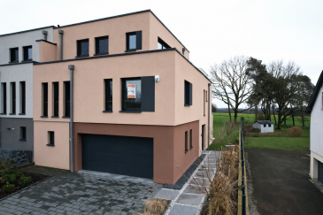 Maison jumelée - 4 chambres - jardin aménagé - prestations haut de gamme

HOME PROJECT S.A. vous propose en exclusivité cette superbe maison jumelée libre de trois côtés, construite en 2023, offrant des prestations de standing et un confort énergétique exceptionnel (classe AA+).

Implantée sur un terrain de 6,45 ares, la propriété se situe au 57a, rue de Rédange, dans une rue calme et résidentielle du charmant village d'Eltz, commune de Rédange-sur-Attert.

Grâce à son orientation idéale et ses larges baies vitrées, cette maison bénéficie d'une luminosité naturelle remarquable tout au long de la journée.

Caractéristiques principales

Surface totale : ± 331,05 m²
Surface habitable : ± 307 m²
Année de construction : 2023
Classe énergétique : AA+
Nombre de chambres : 4
Nombre de salles de bains : 2

Disposition des pièces

*Sous-Sol
Caves diverses/Rangements 
Buanderie
Local technique

*Rez-de-chaussée
Hall d'entrée ± 15 m²
WC séparé
Séjour avec salle à manger et cuisine ouverte ± 44 m², accès terrasse ± 29 m²
Garage pour 2 voitures ± 35 m²
Débarras ± 8 m²

*1er étage
Hall de nuit
Chambre 1 ± 24 m²
Chambre 2 ± 23 m²
Chambre 3  ± 25 m² avec grand dressing
Salle de bains ± 16 m²

*2e étage (retrait)
Grande suite parentale ± 55 m² avec dressing, salle de bains et accès terrasse ± 19 m²

Atouts et équipements
Beau jardin aménagé avec vue dégagée
Exposition optimale et luminosité naturelle toute l'année
Chauffage au sol dans toutes les pièces de vie
Pompe à chaleur air/eau
Ventilation mécanique contrôlée (VMC)
Volets et stores électriques
Alarme installée
Matériaux et finitions haut de gamme
Construction à très basse consommation d'énergie (AA+)

Prix de vente : 1.680.000 €

Pour toute information complémentaire ou pour organiser une visite, contactez HOME PROJECT S.A. au +352 26 36 11 12 ou par e-mail à info@home-project.lu

Doppelhaushälfte - 4 Schlafzimmer - angelegter Garten - hochwertige Ausstattung

HOME PROJECT S.A. bietet Ihnen exklusiv diese wunderschöne, dreiseitig frei stehende Doppelhaushälfte aus dem Jahr 2023. Sie bietet gehobene Ausstattung und einen außergewöhnlichen Energiekomfort (Klasse AA+).

Die Immobilie befindet sich auf einem 6,45 Ar großen Grundstück in der Rue de Rédange 57a, in einer ruhigen Wohnstraße im charmanten Dorf Eltz, Gemeinde Rédange-sur-Attert.

Dank der idealen Ausrichtung und der großen Fensterfronten genießt dieses Haus den ganzen Tag über bemerkenswert viel natürliches Licht.

Wichtigste Merkmale

Gesamtfläche: ± 331,05 m².
Wohnfläche: ± 307 m².
Jahr der Fertigstellung: 2023
Energieeffizienzklasse: AA+
Anzahl der Schlafzimmer: 4
Anzahl der Badezimmer: 2

Anordnung der Zimmer

*Untergeschoss
Verschiedene Keller/Abstellräume 
Waschküche
Technischer Raum

*Erdgeschoss
Eingangshalle ± 15 m².
Separate Toilette
Wohnzimmer mit Esszimmer und offener Küche ± 44 m², Zugang zur Terrasse ± 29 m².
Garage für 2 Autos ± 35 m².
Abstellraum ± 8 m²

*1. Stock
Vorraum zum Schlafen
Schlafzimmer 1 ± 24 m²
Schlafzimmer 2 ± 23 m²
Schlafzimmer 3 ± 25 m² mit großem Ankleidezimmer
Badezimmer ± 16 m²

*2. Stock (Rückzug)
Große Mastersuite ± 55 m² mit Ankleide, Badezimmer und Zugang zur Terrasse ± 19 m²

Stärken und Ausstattung
Schöner angelegter Garten mit freiem Blick
Optimale Ausrichtung und natürliche Helligkeit das ganze Jahr über
Fußbodenheizung in allen Wohnräumen
Luft/Wasser-Wärmepumpe
Kontrollierte mechanische Belüftung (VMC)
Elektrische Fensterläden und Jalousien
Installierte Alarmanlage
Hochwertige Materialien und Ausführungen
Bauen mit sehr niedrigem Energieverbrauch (AA+)

Verkaufspreis: 1.680.000 €.

Für weitere Informationen oder um einen Besichtigungstermin zu vereinbaren, wenden Sie sich bitte an HOME PROJECT S.A. unter +352 26 36 11 12 oder per E-Mail an info@home-project.lu

Semi-detached house - 4 bedrooms - landscaped garden - top-of-the-range amenities

HOME PROJECT S.A. offers you an exclusive opportunity to purchase this superb three-sided semi-detached house, built in 2023, with top-of-the-range features and exceptional energy efficiency (class AA+).

Set on a 6.45-acre plot, the property is located at 57a, rue de Rédange, in a quiet, residential street in the charming village of Eltz, in the commune of Rédange-sur-Attert.

Thanks to its ideal orientation and large bay windows, this house benefits from remarkable natural light throughout the day.

Key features

Total surface area: ± 331.05 m² (approx. 2,775 sq. ft.)
Living area: ± 307 m²
Year of construction: 2023
Energy class : AA+
Number of bedrooms: 4
Number of bathrooms: 2

Room layout

*Basement
Miscellaneous cellars/storage 
Laundry room
Utility room

*First floor
Entrance hall ± 15 sq.m.
Separate WC
Living room with dining area and open kitchen ± 44 m², access to terrace ± 29 m²
Garage for 2 cars ± 35 m²
Storage room ± 8 m²

*1st floor
Night hall
Bedroom 1 ± 24 m²
Bedroom 2 ± 23 m²
Bedroom 3 ± 25 m² with large dressing room
Bathroom ± 16 m²

*2nd floor (recess)
Large master suite ± 55 m² with dressing room, bathroom and access to terrace ± 19 m².

Features and amenities
Beautifully landscaped garden with unobstructed view
Optimal exposure and natural light all year round
Underfloor heating in all living areas
Air-to-water heat pump
Controlled mechanical ventilation (VMC)
Electric shutters and blinds
Alarm system installed
Top-of-the-range materials and finishes
Very low energy consumption construction (AA+)

Selling price: €1,680,000

For further information or to arrange a viewing, contact HOME PROJECT S.A. on +352 26 36 11 12 or by e-mail at info@home-project.lu