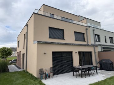 Maison jumelée - 4 chambres - jardin aménagé - prestations haut de gamme

HOME PROJECT S.A. vous propose en exclusivité cette superbe maison jumelée libre de trois côtés, construite en 2023, offrant des prestations de standing et un confort énergétique exceptionnel (classe AA+).

Implantée sur un terrain de 6,45 ares, la propriété se situe au 57a, rue de Rédange, dans une rue calme et résidentielle du charmant village d'Eltz, commune de Rédange-sur-Attert.

Grâce à son orientation idéale et ses larges baies vitrées, cette maison bénéficie d'une luminosité naturelle remarquable tout au long de la journée.

Caractéristiques principales

Surface totale : ± 331,05 m²
Surface habitable : ± 307 m²
Année de construction : 2023
Classe énergétique : AA+
Nombre de chambres : 4
Nombre de salles de bains : 2

Disposition des pièces

*Sous-Sol
Caves diverses/Rangements 
Buanderie
Local technique

*Rez-de-chaussée
Hall d'entrée ± 15 m²
WC séparé
Séjour avec salle à manger et cuisine ouverte ± 44 m², accès terrasse ± 29 m²
Garage pour 2 voitures ± 35 m²
Débarras ± 8 m²

*1er étage
Hall de nuit
Chambre 1 ± 24 m²
Chambre 2 ± 23 m²
Chambre 3  ± 25 m² avec grand dressing
Salle de bains ± 16 m²

*2e étage (retrait)
Grande suite parentale ± 55 m² avec dressing, salle de bains et accès terrasse ± 19 m²

Atouts et équipements
Beau jardin aménagé avec vue dégagée
Exposition optimale et luminosité naturelle toute l'année
Chauffage au sol dans toutes les pièces de vie
Pompe à chaleur air/eau
Ventilation mécanique contrôlée (VMC)
Volets et stores électriques
Alarme installée
Matériaux et finitions haut de gamme
Construction à très basse consommation d'énergie (AA+)

Prix de vente : 1.680.000 €

Pour toute information complémentaire ou pour organiser une visite, contactez HOME PROJECT S.A. au +352 26 36 11 12 ou par e-mail à info@home-project.lu

Doppelhaushälfte - 4 Schlafzimmer - angelegter Garten - hochwertige Ausstattung

HOME PROJECT S.A. bietet Ihnen exklusiv diese wunderschöne, dreiseitig frei stehende Doppelhaushälfte aus dem Jahr 2023. Sie bietet gehobene Ausstattung und einen außergewöhnlichen Energiekomfort (Klasse AA+).

Die Immobilie befindet sich auf einem 6,45 Ar großen Grundstück in der Rue de Rédange 57a, in einer ruhigen Wohnstraße im charmanten Dorf Eltz, Gemeinde Rédange-sur-Attert.

Dank der idealen Ausrichtung und der großen Fensterfronten genießt dieses Haus den ganzen Tag über bemerkenswert viel natürliches Licht.

Wichtigste Merkmale

Gesamtfläche: ± 331,05 m².
Wohnfläche: ± 307 m².
Jahr der Fertigstellung: 2023
Energieeffizienzklasse: AA+
Anzahl der Schlafzimmer: 4
Anzahl der Badezimmer: 2

Anordnung der Zimmer

*Untergeschoss
Verschiedene Keller/Abstellräume 
Waschküche
Technischer Raum

*Erdgeschoss
Eingangshalle ± 15 m².
Separate Toilette
Wohnzimmer mit Esszimmer und offener Küche ± 44 m², Zugang zur Terrasse ± 29 m².
Garage für 2 Autos ± 35 m².
Abstellraum ± 8 m²

*1. Stock
Vorraum zum Schlafen
Schlafzimmer 1 ± 24 m²
Schlafzimmer 2 ± 23 m²
Schlafzimmer 3 ± 25 m² mit großem Ankleidezimmer
Badezimmer ± 16 m²

*2. Stock (Rückzug)
Große Mastersuite ± 55 m² mit Ankleide, Badezimmer und Zugang zur Terrasse ± 19 m²

Stärken und Ausstattung
Schöner angelegter Garten mit freiem Blick
Optimale Ausrichtung und natürliche Helligkeit das ganze Jahr über
Fußbodenheizung in allen Wohnräumen
Luft/Wasser-Wärmepumpe
Kontrollierte mechanische Belüftung (VMC)
Elektrische Fensterläden und Jalousien
Installierte Alarmanlage
Hochwertige Materialien und Ausführungen
Bauen mit sehr niedrigem Energieverbrauch (AA+)

Verkaufspreis: 1.680.000 €.

Für weitere Informationen oder um einen Besichtigungstermin zu vereinbaren, wenden Sie sich bitte an HOME PROJECT S.A. unter +352 26 36 11 12 oder per E-Mail an info@home-project.lu

Semi-detached house - 4 bedrooms - landscaped garden - top-of-the-range amenities

HOME PROJECT S.A. offers you an exclusive opportunity to purchase this superb three-sided semi-detached house, built in 2023, with top-of-the-range features and exceptional energy efficiency (class AA+).

Set on a 6.45-acre plot, the property is located at 57a, rue de Rédange, in a quiet, residential street in the charming village of Eltz, in the commune of Rédange-sur-Attert.

Thanks to its ideal orientation and large bay windows, this house benefits from remarkable natural light throughout the day.

Key features

Total surface area: ± 331.05 m² (approx. 2,775 sq. ft.)
Living area: ± 307 m²
Year of construction: 2023
Energy class : AA+
Number of bedrooms: 4
Number of bathrooms: 2

Room layout

*Basement
Miscellaneous cellars/storage 
Laundry room
Utility room

*First floor
Entrance hall ± 15 sq.m.
Separate WC
Living room with dining area and open kitchen ± 44 m², access to terrace ± 29 m²
Garage for 2 cars ± 35 m²
Storage room ± 8 m²

*1st floor
Night hall
Bedroom 1 ± 24 m²
Bedroom 2 ± 23 m²
Bedroom 3 ± 25 m² with large dressing room
Bathroom ± 16 m²

*2nd floor (recess)
Large master suite ± 55 m² with dressing room, bathroom and access to terrace ± 19 m².

Features and amenities
Beautifully landscaped garden with unobstructed view
Optimal exposure and natural light all year round
Underfloor heating in all living areas
Air-to-water heat pump
Controlled mechanical ventilation (VMC)
Electric shutters and blinds
Alarm system installed
Top-of-the-range materials and finishes
Very low energy consumption construction (AA+)

Selling price: €1,680,000

For further information or to arrange a viewing, contact HOME PROJECT S.A. on +352 26 36 11 12 or by e-mail at info@home-project.lu
