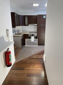 Bureaux comprenant 3 chambres <br>- cuisine équipée <br>- débarras <br>- située au premier étage<br>- complétement rénovée<br>- près de tous les commodités (cactus, commune, la Poste, etc...)<br>- Disponibilité immédiate<br><br>Loyer 1200€ <br>Charges 150€<br>Caution 2 mois<br>(frais d\'agence 1 mois de loyer + TVA 17%)