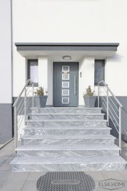 Laissez-vous séduire par cette maison jumelée à l'esprit chaleureux, nichée au coeur de Soleuvre. Rénovée avec soin, cette propriété d'environ 260 m² de surface brute totale, sur un terrain de 9 ares, respire le confort et la convivialité. Elle est prête à accueillir une famille en quête d'un véritable havre de paix, à deux pas de toutes les commodités.

Dès l'entrée, un hall spacieux vous accueille, annonçant un intérieur lumineux et pensé pour votre bien-être. La cuisine équipée, moderne et fonctionnelle, invite à la convivialité lors de repas en famille ou entre amis. Le salon, véritable cocon chaleureux avec son poêle à bois, s'ouvre sur une salle à manger qui donne accès à une terrasse ensoleillée, idéale pour profiter des beaux jours.

À l'étage, un hall de nuit dessert deux chambres, dont l'une donnant directement accès à une grande terrasse, parfaite pour prendre le petit-déjeuner ou profiter de moments de détente en plein air. Cet étage comprend également une salle d'eau moderne et pratique.

Le dernier niveau propose une spacieuse chambre supplémentaire, idéale pour accueillir famille ou amis, ainsi qu'un dressing léger mais élégant, offrant un espace de rangement pratique et esthétique. La salle de bain attenante, équipée d'une baignoire, constitue un véritable havre de bien-être, favorisant la détente et la relaxation. Cet espace intime et convivial crée un environnement où chacun peut profiter d'un sentiment de liberté et de confort absolu.

Le sous-sol, quant à lui, est un espace polyvalent, spacieux et parfaitement aménagé. Il comprend une cave dédiée au stockage, une buanderie pratique pour faciliter le quotidien, ainsi qu'une salle d'eau fonctionnelle. Ce niveau bénéficie également d'une terrasse couverte, véritable atout permettant de profiter de l'extérieur en toute saison, même par mauvais temps. En sortant de cette terrasse couverte, vous accéderez à une très vaste terrasse ensoleillée, idéale pour recevoir ou profiter pleinement du soleil. Le jardin attenant, sans vis-à-vis, devient alors un véritable écrin de tranquillité, parfait pour des après-midis de détente, des jeux en famille ou des soirées conviviales entre amis. Cet espace extérieur privé et paisible contribue à faire de cette propriété un lieu de vie harmonieux, alliant confort intérieur et douceur de vivre en extérieur.

Enfin, un double garage pratique complète cet ensemble, offrant un stationnement confortable pour vos véhicules. Vous avez également la possibilité de vous garer devant le garage, facilitant ainsi votre quotidien.

Située à proximité de toutes les commodités, cette maison représente une opportunité rare : un véritable écrin de douceur dans un environnement pratique. Que vous soyez en quête d'un chez-vous chaleureux ou d'un lieu où il fait bon vivre en famille, cette propriété saura vous charmer.

Pour toutes questions ou demandes d'informations, n'hésitez pas à nous contacter, nous serons toujours à votre service.

Agence ELSA'HOME à votre écoute pour la concrétisation de vos projets en toute confiance.

------------------------------------------------------------------------

Let yourself be charmed by this cosy semi-detached house, nestled in the heart of Soleuvre. Carefully renovated, this property with a total gross floor area of approximately 260 m² on a 900 m² plot exudes comfort and conviviality. It is ready to welcome a family looking for a true haven of peace, just a stone's throw from all amenities.

As you enter, you are welcomed by a spacious hall, heralding a bright interior designed for your well-being. The modern and functional fitted kitchen is perfect for entertaining family and friends. The living room, a cosy cocoon with its wood-burning stove, opens onto a dining room with access to a sunny terrace, ideal for enjoying sunny days.

Upstairs, a hallway leads to two bedrooms, one of which has direct access to a large terrace, perfect for breakfast or relaxing outdoors. This floor also includes a modern and practical shower room.

The top floor offers a spacious additional bedroom, ideal for welcoming family or friends, as well as a light but elegant dressing room, providing practical and attractive storage space. The en-suite bathroom, equipped with a bathtub, is a true haven of well-being, promoting rest and relaxation. This intimate and welcoming space creates an environment where everyone can enjoy a feeling of freedom and absolute comfort.

The basement is a versatile, spacious and perfectly appointed area. It includes a cellar for storage, a practical laundry room to make everyday life easier, and a functional bathroom. This level also benefits from a covered terrace, a real asset that allows you to enjoy the outdoors in all seasons, even in bad weather. Leaving this covered terrace, you will find yourself on a very large sunny terrace, ideal for entertaining or enjoying the sun. The adjoining garden, which is not overlooked, is a haven of tranquillity, perfect for relaxing afternoons, family games or convivial evenings with friends. This private and peaceful outdoor space contributes to making this property a harmonious place to live, combining indoor comfort with the gentle pleasures of outdoor living.

Finally, a practical double garage completes the property, offering convenient parking for your vehicles. You also have the option of parking in front of the garage, making your daily life easier.

Located close to all amenities, this house represents a rare opportunity: a true haven of tranquillity in a convenient location. Whether you are looking for a cosy home or a place to enjoy family life, this property is sure to charm you. 

If you have any questions or require further information, please do not hesitate to contact us. We are always at your service.

ELSA'HOME is here to help you realise your projects with complete confidence.