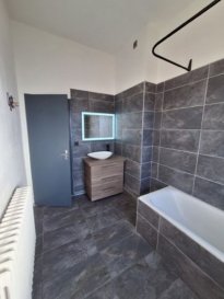 Très bel appartement situé au 1er étage d'une copropriété comprenant une entrée avec placard, cuisine équipée avec meubles, four, plaques de cuisson, hotte, lave-vaisselle, chambre avec dressing, salon, salle de bain avec baignoire et meuble vasque, WC séparé, cave individuelle fermée. 
Places de parking à l'arrière de l'immeuble (cour privative). 
Chauffage gaz individuel.