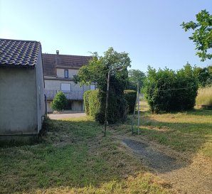 Maison individuelle 7 pièces 161 m². À Rémelfing, Nord Sud Immobilier vous propose cette maison individuelle de 1953, offrant de beaux volumes et un fort potentiel d'aménagement.

- Au rez-de-chaussée, vous découvrirez une entrée avec dégagement, un salon avec espace bar, une cuisine, une salle à manger, deux chambres, une salle de bains, un WC indépendant ainsi qu'un cellier.

- L'étage comprend un dégagement, deux chambres, une salle d'eau et une ancienne cuisine, offrant de nombreuses possibilités d'aménagement.

À l'extérieur, la propriété dispose d'une terrasse, d'une cour arrière pavée permettant le stationnement de plusieurs véhicules et l'accès à deux garages indépendants. Un sous-sol complet avec garage vient compléter l'ensemble, ainsi qu'un grand terrain plat agrémenté d'un verger.

Spécial investisseur : possibilité de créer deux logements distincts, grâce à la configuration de la maison.

Les informations sur les risques auxquels ce bien est exposé sont disponibles sur le site Géorisques : www.georisques.gouv.fr

Pour plus d'informations ou organiser une visite, contactez votre agence Nord Sud Immobilier.