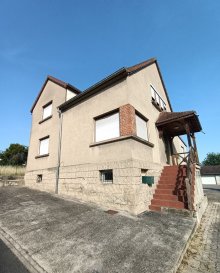 Maison individuelle 7 pièces 161 m². À Rémelfing, Nord Sud Immobilier vous propose cette maison individuelle de 1953, offrant de beaux volumes et un fort potentiel d'aménagement.

- Au rez-de-chaussée, vous découvrirez une entrée avec dégagement, un salon avec espace bar, une cuisine, une salle à manger, deux chambres, une salle de bains, un WC indépendant ainsi qu'un cellier.

- L'étage comprend un dégagement, deux chambres, une salle d'eau et une ancienne cuisine, offrant de nombreuses possibilités d'aménagement.

À l'extérieur, la propriété dispose d'une terrasse, d'une cour arrière pavée permettant le stationnement de plusieurs véhicules et l'accès à deux garages indépendants. Un sous-sol complet avec garage vient compléter l'ensemble, ainsi qu'un grand terrain plat agrémenté d'un verger.

Spécial investisseur : possibilité de créer deux logements distincts, grâce à la configuration de la maison.

Les informations sur les risques auxquels ce bien est exposé sont disponibles sur le site Géorisques : www.georisques.gouv.fr

Pour plus d'informations ou organiser une visite, contactez votre agence Nord Sud Immobilier.