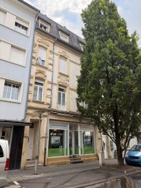 REAL G IMMO, vous présente ce Duplex situé au 3áµ‰ étage d’une résidence bien entretenue construite en 1999, ce duplex se trouve en plein cœur d’Esch-sur-Alzette, à proximité directe des commerces, transports et autres commodités.

Ce bien se compose de deux niveaux :

- Rez-de-chaussée :

Espace de vie lumineux

Cuisine équipée ouverte

WC séparé

- À l’étage :

Chambre à coucher avec armoire encastré

Salle de bain

Espace ouvert pouvant servir de bureau ou coin détente

- Sous sol :

Cave privative

Buanderie commune

L’appartement est vendu meublé.

Un logement fonctionnel, avec une bonne séparation des espaces jour et nuit, parfait pour un couple ou une personne seule recherchant un cadre de vie central et pratique.

Nous restons à votre disposition pour tout renseignement complémentaire ou visite des lieux au 28 66 39 1.

Les prix s'entendent frais d'agence + TVA inclus.

 ---------- 
REAL G IMMO, presents this Duplex located on the 3áµ‰ floor of a well-maintained residence built in 1999, this duplex is located in the heart of Esch-sur-Alzette, in direct proximity to shops, transport and other amenities.

This property comprises two levels:

- First floor:

Bright living area

Open-plan fitted kitchen

Separate WC

- First floor :

Bedroom with built-in wardrobe

Bathroom

Open-plan office or relaxation area

- Basement :

Private cellar

Shared laundry room

The apartment is sold furnished.

A functional apartment, with a good separation of day and night spaces, perfect for a couple or a single person looking for a central and practical living environment.

For further information or to visit the property, please call 28 66 39 1.

Prices include agency fees + VAT.