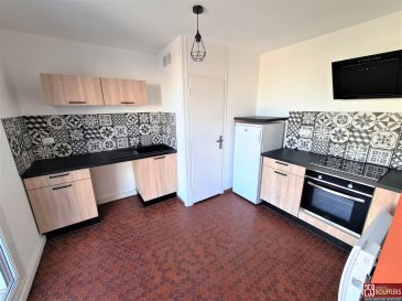 APPARTEMENT F1 BIS LAXOU.  Venez découvrir à LAXOU, dans une résidence dénommée 'GRAND PARC', cet appartement lumineux de type F1 BIS, d'une surface de 42.35m2, au troisième étage avec ascenseur. Offrant : une entrée avec placard intégré, une pièce de vie, une chambre séparée par une cloison/verrière avec placard intégré, une cuisine équipée, un espace rangement, ainsi qu'une salle d'eau avec WC. Chauffage individuel électrique. Emplacement de stationnement extérieur privatif. Idéalement situé, proche de toutes commodités (transports, axes autoroutiers, commerces, écoles, parc...). Loyer : 480.00 EUR charges comprises (soit 435.00 EUR de loyer + 45.00 EUR de provision sur charges comprenant l'eau froide, l'électricité et l'entretien des parties communes, ainsi que la taxe des ordures ménagères). Dépôt de garantie : 435.00 EUR. Honoraires : 465.00 EUR TTC dont 127.00 EUR pour l'état des lieux. Si vous avez besoin d'aide dans votre recherche de logement, votre agence AGENCE DE BOUFFLERS se fera un plaisir de vous aider. www.agencedeboufflers.fr / agencedeboufflers@orange.fr. DISPONIBLE IMMEDIATEMENT.
Les informations sur les risques auxquels ce bien est exposé sont disponibles sur le site Géorisques : www.georisques.gouv.fr