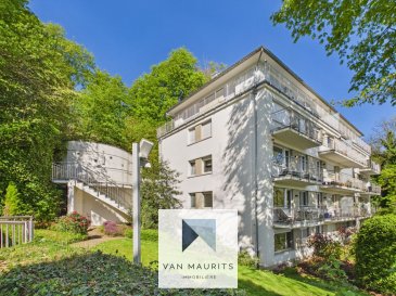 Cet appartement lumineux avec des vues à couper le souffle sur la verdure est situé au cœur de Limpertsberg (2B, boulevard Paul Eyschen), à proximité des ambassades. La résidence a récemment bénéficié d'une rénovation de la façade et de la chaudière. Il a une surface habitable d'environ 72 m² et se compose comme suit :

Un hall d'entrée d'environ 7 m² avec un placard intégré, un salon d'environ 24 m² avec une double exposition (sud-est) et accès à un balcon, une cuisine séparée (très facile à ouvrir sur le salon) d'environ 9 m², avec également accès au balcon, deux chambres d'environ 11 et 15 m², et une salle de bains d'environ 5 m² (baignoire/douche, lavabo, toilette, fenêtre).

L'offre comprend également une cave d'environ 4 m² et un garage/box d'environ 20 m².

Caractéristiques générales :

· Emplacement privilégié, en ville, mais calme ;
· Quartier des ambassades ;
· Vue dégagée ;
· Exposition sud-est ;
· Parc privé de la résidence ;
· Charges 400 euros/mois ;
· Situation centrale ? tram et bus en 5 min., commerces et services à proximité ;
· Double vitrage, cadres en PVC, volets manuels ;
· Parquet (salon et chambres) et carrelage ;
· Cave, garage/box fermé ;
· Nouvelle façade et chaudière (2018 et 2019).

Agent responsable : Katia Gravière au 661 33 29 82 ou katia@vanmaurits.lu