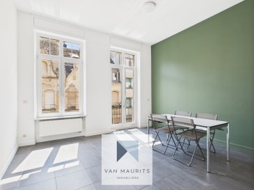 Situé en plein centre-ville, sur la rue piétonne, ce bureau lumineux, installé dans un immeuble entièrement rénové en 2005, est idéal pour les professions libérales, agences de services, consultants, bureaux partagés ou centres de formation.
Son emplacement central et sa luminosité en font un espace parfaitement adapté à l'accueil de clients et au travail en équipe.

Le bien est situé au deuxième étage, accessible par un ascenseur privatif, et offre une surface d'environ 108 m².

Il se compose comme suit :

Hall d'entrée (9 m²) : distribue les différentes pièces et assure une circulation fluide dans l'appartement.

Réception (17 m²) : un espace central pouvant être utilisé comme bureau principal, salle d'attente ou espace d'accueil.

Pièce (21 m²) : spacieuse, adaptée pour un bureau ou une salle de réunion.

Pièce (21 m²) : offrant de nombreuses possibilités d'aménagement selon les besoins.

Pièce (21 m²) : grande et polyvalente, pouvant accueillir un espace de travail supplémentaire.

Pièce (12 m²) : plus compacte, idéale pour un bureau secondaire, une salle d'archives ou une pièce de repos.

WC séparé (2 m²) : pratique pour un usage quotidien ou pour la clientèle.

WC séparé (1 m²) : complétant les commodités pour une meilleure fonctionnalité.

Couloir (4 m²) : reliant harmonieusement les différentes pièces du bien.

Un balcon de 6 m² prolonge l'une des pièces et offre une ouverture sur l'extérieur.
En sous-sol se trouvent une cave privative de 5 m² ainsi qu'un emplacement de parking de 12 m² situé en façade, facilitant l'accès et le stationnement.

L'appartement bénéficie d'un cadre fonctionnel et accessible. Sa situation centrale en fait un lieu idéal pour une profession libérale ou pour une activité mixte, bénéficiant d'une visibilité et d'une accessibilité optimales.

Disponibilité immédiate.

 

Agent responsable : Lydia Indjova
+352 661 331 628
lydia@vanmaurits.lu