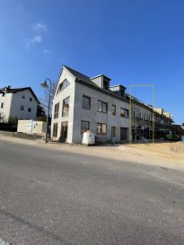 Découvrez cette charmante maison mitoyenne à vendre à Dickweiler, Luxembourg, proposée par AGENCE REINERT CARLO. Située dans un cadre paisible et chaleureux, cette propriété ne se trouve que sur athome.lu.

Détails de la propriété  
Cette belle maison mitoyenne, d'une surface de 170 m² répartie sur trois étages, offre une parfaite harmonie entre espace et fonctionnalité. 

Cave

Rez-de- chaussée: Hall d'entrée,(6,25m2), débarras (9,35 m2), buanderie (7,02m2), bureau (7,44 m2), 1 chambre à coucher (15,10 m2), salle- de -douche (3,24 m2), hall (3.29 m2), surface totale de 51,69 m2, plus garage pour 2 voitures de 40,54 m2

1er étage: Hall,(2,04m2),  chambre à coucher (15,92 m2), 1 salle-de-bains (6,74 m2),  
Salle à manger (14,10 m2)/salle de séjour (14,56 m2), surface totale de 28,66 m2,  
Cuisine (24,10 m2), Loggia 15 m2, surface totale de l'étage 92 m2

2Ième étage: Hall (11,73 m2), 1 chambre à coucher(19,14 m2), 1 chambre à coucher (17,20 m2), débarras (11,73 m2), 1 suite parentale (23,72 m2), dressing adjacent (3,30 m2), 1 salle-de-douche (4,74 m2), surface totale de l'étage 91,56 m2

Les quatre chambres spacieuses et les deux salles de bains/douche en font une demeure idéale pour une famille. C'est d'autant plus intéressant que la maison dispose d'un garage pour 2 voitures et de deux places de parking extérieure. Avec une cuisine ouverte, cet espace convivial devient le cœur de la maison, idéale pour les moments de partage. Le bien présente une performance énergétique de classe A et sera disponible à partir du 31 décembre 2026.

Aménagements à Proximité  
Le quartier de Dickweiler offre un cadre de vie paisible et familial avec une ambiance de village préservée. Les écoles locales sont réputées pour leur excellence éducative, tandis qu'une variété de charmantes boutiques et restaurants se trouvent à proximité, permettant de profiter de loisirs et de sorties agréables. Pour les amateurs de nature, les parcs environnants proposent de nombreuses possibilités de promenade et de loisirs en plein air. Profitez également d'un accès facile aux services de santé de qualité et d'une bonne desserte en transports facilitant les déplacements vers les villes environnantes.

Ne manquez pas cette opportunité ! Planifiez une visite en nous contactant via le formulaire de contact ou par téléphone dès aujourd'hui.