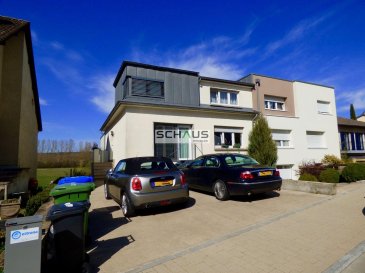 Schaus Immobilier propose à la vente cette belle maison jumelée, implantée dans un quartier résidentiel de Bascharage, commune de Kaerjeng.<br><br>Au rez-de-chaussée, l\'accès à la maison se fait par un hall d\'entrée dont le sol est revêtu de pierre naturelle permettant d\'accéder à :<br>-	Une cuisine équipée et aménagée bénéficiant d\'une très bonne luminosité de la part de la salle à manger attenante.<br>-	Une grande salle à manger (environ 37,60m2) très lumineuse dont le sol est recouvert de bois, disposant de grandes baies vitrées donnant sur le jardin.<br>-	Un grand salon (environ 37,60m2) avec accès à la terrasse et au jardin.<br>-	Une salle de douche avec WC.<br><br>Au rez-de-chaussée se trouve par ailleurs un espace bureau disposant d\'une entrée séparée, se composant de deux pièces d\'une surface totale d\'environ 31,00m2 ainsi que d\'un WC séparé. Il est possible d\'aménager cet espace en deux chambres.<br><br>Au premier étage, un hall de nuit dessert :<br>-	Une salle de bains disposant d\'une fenêtre vers l\'extérieur.<br>-	Une première chambre d\'une surface d\'environ 14,50m2 dont le sol est recouvert de parquet.<br>-	Une deuxième chambre d\'une surface d\'environ 16,60m2 dont le sol est recouvert de parquet, équipée d\'une armoire intégrée.<br>-	Une troisième chambre d\'une surface d\'environ 16,70m2 dont le sol est recouvert de parquet.<br><br>Au sous-sol de la maison se trouvent :<br>-	Un atelier<br>-	Une réserve<br>-	Une buanderie/chaufferie<br>-	Un garage avec porte motorisée.<br>-	Devant la maison se trouvent trois emplacements extérieurs.<br><br>La maison dispose d\'un beau jardin naturel avec une grande terrasse en bois, sans vis-à-vis postérieur.<br><br>En ce qui concerne les équipements du bien :<br>-	Fenêtres en double/triple vitrage<br>-	Toiture en zinc et ardoise<br>-	Chauffage au gaz<br>-	Dalles en béton<br><br>Nous sommes à votre disposition pour tout renseignement complémentaire et un rendez-vous de visite.<br><br>Les honoraires de négociation sont à la charge du vendeur.<br>