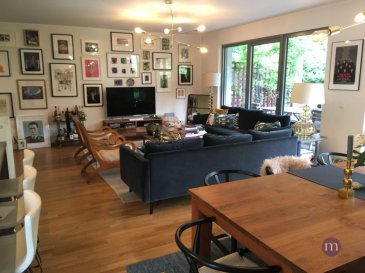 Très bel appartement sis en rez-de-jardin de +/-125 m2 et comprenant : living avec sortie terrasse et cuisine équipée, 2 chambres à coucher avec placards dont 1 donnant dans salle de bains (double lavabo, baignoire et WC), salle de douche (double lavabo, douche WC et fenêtre), WC séparé, hall d\'entrée avec deux placards, emplacement souterrain, cave et buanderie commune.<br><br>Revêtement du sol: parquet et carrelage<br>Disponible pour le 15.10.2021<br><br>Quartier résidentiel à quelques minutes du Centre-Ville, proche de tout commerce, bonne connexion bus, tramway et accès rapide vers autoroute.