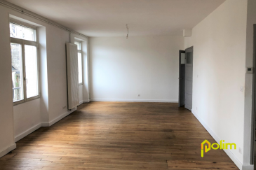 Très bel appartement proche toutes commodités.  Appartement de type F3 offrant de beaux volumes - 4, rue Gambetta 2ème étage 54700 PONT A MOUSSON
 Entrée, cuisine équipée, séjour, 2 chambres dont une avec salle d'eau, wc, SDB
 Chauffage individuel gaz - 104 m2 - Libre à la location le 26 février 2026
 Les informations sur les risques auxquels ce bien est exposé sont disponibles sur le site Géorisques : www.georisques.gouv.fr