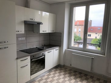 Très bel appartement proche toutes commodités.  Appartement de type F3 offrant de beaux volumes - 4, rue Gambetta 2ème étage 54700 PONT A MOUSSON
 Entrée, cuisine équipée, séjour, 2 chambres dont une avec salle d'eau, wc, SDB
 Chauffage individuel gaz - 104 m2 - Libre à la location le 26 février 2026
 Les informations sur les risques auxquels ce bien est exposé sont disponibles sur le site Géorisques : www.georisques.gouv.fr
