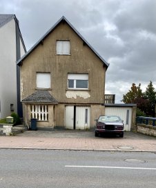
LUX-PRO-IMMO vous présente en exclusivité cette maison individuelle (110m2 hors surface des garages et des combles) érigée sur un terrain de 3a40ca avec beaucoup de potentiel.

Elle est idéalement située à Mondercange, proche de toutes les commodités, école, piscine, commerces, transports en communs et réseau autoroutier. 

La maison est à rénover complètement. 

Elle dispose de beaux volumes, avec une possibilité d'aménager les combles. La maison comprends également 2 garages et un petit jardin avec une jolie vue sans vis-à-vis.

La maison se présente comme suit : 
-Rez-de-chaussée de 70m2 : hall d’entrée, buanderie, arrière cuisine, 2 garages avec atelier
-1er étage de 75m2 : cuisine avec accès à la terrasse située à l’arrière, spacieux living, 2 chambres à coucher, salle de bains
-Combles de 30m2 : charpente isolée et poutres apparentes, nombreuses possibilités d’aménagement
-Jardin orienté Est-Ouest

Pour tout renseignement et visite des lieux n'hésitez pas à nous contacter par e-mail ou téléphone: 
info@luxproimmo.lu / Tél: 661 265 022 
a.esteves@luxproimmo.lu / Tél: 621 528 877

