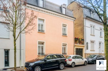 Située à Hollerich, cette maison datant de 1940 présente une surface habitable de ± 144 m². On accède à l'entrée latérale par un porche de garage ± 18 m² suivi d'une extension ± 18 m² et d'un espace de rangement ± 4 m². La maison se compose comme suit:

Au rez-de-chaussée, le hall d'entrée ± 6 m² donne accès au salon ± 17 m² avec feu ouvert, parquet au sol et haut plafond ainsi qu'à la salle à manger ± 13 m². Celle-ci s'ouvre sur la cuisine équipée et aménagée ± 13 m² suivie d'une véranda / jardin d'hiver ± 8 m² donnant sur une cour extérieure ± 11 m². Un wc séparé complète ce niveau.

Le 1er étage comprend un palier desservant une chambre à coucher ± 16 m² communiquant avec un dressing aménagé ± 13 m² ainsi qu'une spacieuse salle de bain ± 13 m² avec douche, double lavabo et wc.

Le 2e étage comprend un palier ± 7 m² desservant deux chambres de ± 13 et 16 m² et une salle de douche ± 7 m².

Un grenier non aménagé est accessible par un escalier escamotable.

Détails complémentaires :
•Maison en bon état, régulièrement entretenue ;
•Localisation idéale, proche de toutes commodités: écoles, crèches, restaurants, petits commerces, transports en commun (bus, gare, futur tram) ;
•Vallée de la Pétrusse (parc boisé) et centre-ville à deux pas.