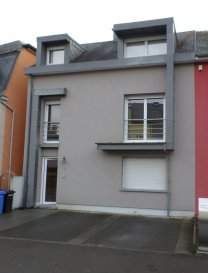 LUXPROIMMO vous propose ce beau studio d'une chambre à coucher avec jardin privatif situé à Dudelange, proche de toutes commodités au rez-de-chaussée d'un immeuble de 2 unités entièrement rénové en 2008.

Au sous-sol: Cave privée et buanderie commune
A l'extérieur: Emplacement de parking privé


