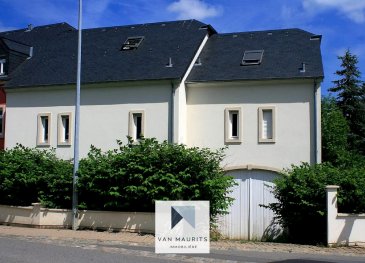 Situé au coeur du village de Koetschette, cette maison mitoyenne d'un côté a une surface habitable de ± 260 m² pour une surface totale de ± 530m².

Possibilité d'acheter un hectare de terrain supplémentaire !!!

Cette maison se compose au RDC d'un garage de ± 30 m² donnant sur deux pièces à usages multiples de respectivement ± 10 et 25 m², une grande cuisine équipée de ± 39 m².

À l'étage, un palier de ± 6 m² donne sur une première chambre ou bureau de ± 17 m², un dressing ou seconde chambre de ± 15 m², une 3e chambre de ± 24 m² avec un accès au grenier où se situe une 4e chambre de ± 28 m² habitables avec une mezzanine d'une surface utile de ± 27 m². Une 5e chambre de ± 25 m² avec sa salle de bain de ± 13 m² un accès au grenier/mezzanine de ± 20 m² habitable pour une surface totale de plus de 30 m².

Cette maison est complétée par une écurie sur deux niveaux, toute cette surface peut être transformée en surface habitable ! Au niveau supérieur, nous avons une superficie de ± 115 m² faisant office de stockage et à l'étage inférieur nous avons ± 105 m² d'écuries avec plusieurs box pour chevaux ou autres animaux. Une chaufferie de ± 14 m² avec une chaudière Buderus neuve est aussi à retrouver à ce niveau.

Détails complémentaires :
- Grand potentiel d'agrandissement avec transformation de l'écurie en surface habitable
- Possibilité d'acheter 1 hectare de terrain supplémentaire 
- Idéal pour avoir des animaux 
- Chaudière Buderus neuve  
- Nombreuses possibilités d'aménagement  
- Disponible immédiatement  

Agent responsable :  
Julien Bastin  
Tel : +352 661 776 777  
Mail : julien@vanmaurits.lu