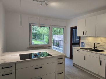 Superbe maison unifamiliale entièrement rénovée à Mamer. Située dans un quartier résidentiel calme et verdoyant de Mamer, cette magnifique maison unifamiliale entièrement rénovée vous offre des prestations de haut standing et un cadre de vie idéal, à proximité immédiate de toutes commodités.

Caractéristiques principales :
Rez-de-chaussée :
- Vaste hall d'entrée accueillant
- Séjour lumineux avec cheminée (feu ouvert), donnant accès direct à une grande terrasse et au jardin
- Cuisine séparée moderne, entièrement équipée, avec accès terrasse et jardin
- Spacieuse réserve / arrière-cuisine attenante
- Grande chambre de 16 m² avec salle de bains privative (grande douche italienne, WC + double lavabo)
- WC séparé
- Premier étage :
- 3 belles chambres à coucher de 14 m², 16 m² et 20 m²
- Salle de bains avec baignoire/douche, double lavabo et WC
- Sous-sol :
- 3 grandes caves offrant de nombreux espaces de rangement
- Chaufferie
- Garage double (2 voitures)
- Extérieur :
- Grand jardin entièrement clôturé et aménagé
- Parking extérieur pour 3 voitures

Prestations techniques :
Cette maison a bénéficié d'une rénovation complète :
- Nouveau système de chauffage
- Nouvelles installations sanitaires et électriques
- Sols entièrement refaits
- Cuisine et salles de bains neuves
- Tuyauterie entièrement remplacée
- Première mise en location après rénovation !

Localisation idéale :
- À deux pas de la zone commerciale Cap/Windhof
- À proximité de l'école internationale (Campus scolaire Tossenberg)
- Accès rapide aux grands axes autoroutiers
- Aire de jeux pour enfants à seulement 50 mètres

- Contactez-nous dès aujourd'hui pour organiser une visite et découvrir tout le potentiel de cette maison familiale exceptionnelle !