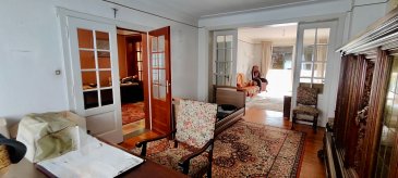 Woelfling-lès-Sarreguemines -  9 pièces - 286m². Chez Nord Sud Immobilier - À Woelfling-lès-Sarreguemines
Découvrez cette vaste maison mitoyenne de 286 m², reconstruite dans les années 1950, offrant un potentiel exceptionnel et de très beaux volumes pour accueillir une grande famille ou un projet de rénovation ambitieux.

Le rez-de-chaussée propose une entrée spacieuse desservant une salle à manger, un double séjour lumineux ainsi qu'une cuisine équipée. On y trouve également une salle de bains, une buanderie, des toilettes indépendants et un cellier, offrant un confort de vie appréciable et de nombreux espaces fonctionnels.

À l'étage, un large dégagement distribue six chambres, permettant d'imaginer aisément différents aménagements selon les besoins. Une deuxième salle de bains et des toilettes complètent ce niveau.

Les combles, partiellement aménagés, constituent un espace supplémentaire intéressant pour créer un bureau, une salle de jeux ou du rangement. 
Le sous-sol abrite la chaufferie.

L'isolation intérieure a été réalisée au rez-de-chaussée. 
Les huisseries en PVC double vitrage, les volets électriques au rez-de-chaussée et les volets roulants à l'étage offrent un bon niveau de confort. 
Le chauffage est assuré par un système au gaz à air pulsé.

L'extérieur offre un terrain plat, entièrement clos et agrémenté de quelques arbres.
La maison dispose d'un garage intégré.

Cette propriété est idéale pour les amateurs de grands espaces ou pour un projet de rénovation sur mesure, dans un secteur calme et recherché.

Les informations sur les risques auxquels ce bien est exposé sont disponibles sur le site Géorisques : www.georisques.gouv.fr

Contact Nord Sud Immobilier à Sarreguemines, Diemeringen, Rohrbach les Bitche et Bitche.