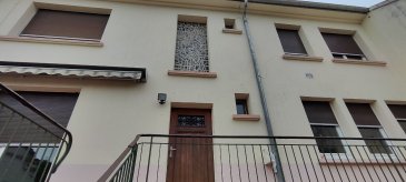 Woelfling-lès-Sarreguemines -  9 pièces - 286m². Chez Nord Sud Immobilier - À Woelfling-lès-Sarreguemines
Découvrez cette vaste maison mitoyenne de 286 m², reconstruite dans les années 1950, offrant un potentiel exceptionnel et de très beaux volumes pour accueillir une grande famille ou un projet de rénovation ambitieux.

Le rez-de-chaussée propose une entrée spacieuse desservant une salle à manger, un double séjour lumineux ainsi qu'une cuisine équipée. On y trouve également une salle de bains, une buanderie, des toilettes indépendants et un cellier, offrant un confort de vie appréciable et de nombreux espaces fonctionnels.

À l'étage, un large dégagement distribue six chambres, permettant d'imaginer aisément différents aménagements selon les besoins. Une deuxième salle de bains et des toilettes complètent ce niveau.

Les combles, partiellement aménagés, constituent un espace supplémentaire intéressant pour créer un bureau, une salle de jeux ou du rangement. 
Le sous-sol abrite la chaufferie.

L'isolation intérieure a été réalisée au rez-de-chaussée. 
Les huisseries en PVC double vitrage, les volets électriques au rez-de-chaussée et les volets roulants à l'étage offrent un bon niveau de confort. 
Le chauffage est assuré par un système au gaz à air pulsé.

L'extérieur offre un terrain plat, entièrement clos et agrémenté de quelques arbres.
La maison dispose d'un garage intégré.

Cette propriété est idéale pour les amateurs de grands espaces ou pour un projet de rénovation sur mesure, dans un secteur calme et recherché.

Les informations sur les risques auxquels ce bien est exposé sont disponibles sur le site Géorisques : www.georisques.gouv.fr

Contact Nord Sud Immobilier à Sarreguemines, Diemeringen, Rohrbach les Bitche et Bitche.