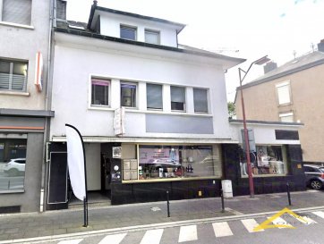 Votre agence IMMO LORENA de Pétange, partenaire de la CHAMBRE IMMOBILIERE DE Luxembourg a sélectionné pour vous : 

Situé au deuxième étage sans ascenseur, ce bureau de 15,50 m² se trouve à deux pas du centre de Rodange, à proximité des transports en commun, commerces et banques.


Détails du Bureau :
- Superficie : 15 m²
- Installation : WC séparé commun.

Conditions de Location :
- Loyer : 640 € mois plus 50 € de charges ( électricité, chauffage, eau, poubelle)
- Caution : 1.920 € (3 mois de loyer)
- Frais d'Agence : 640 € + 17 % TVA (748,80 €)

Disponibilité : Libre.

Situation Idéale : Un emplacement de choix pour développer vos activités dans un cadre agréable.

Pour plus d'informations ou pour organiser une visite, n'hésitez pas à contacter :
- Joanna Rickal : +352 621 365 640
- Vitor Pires : +352 691 761 110

L’agence ImmoLorena est à votre disposition pour toutes vos recherches, ainsi que pour vos transactions de locations et ventes au Luxembourg, en France et en Belgique.