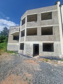 Nouveau projet d'une Maison unifamiliale à ETTELBRUCK. 

EN GROS OEUVRE !!!!!!!!!!!! 

Maison clés en main possible, avec des finitions aux choix du client Possible. 
Situé dans une rue très calme et sans issue en plein coeur d'Ettelbruck. 

La maison se démarquent par une archtitecture moderne intégrée dans le cadre villageois. De plus, la maison bénéficie d'une vue exceptionnelle sans vis a vis. 
LOT A 286 m² surface utile 400m² surface totale: Composition du lot A : 

rez-de-jardin -2: Hall, garages, salle de bain, bureau, cave. rez-de-jardin 

-1: Hall, trois chambres à coucher dont deux avec dressing, salle de bain et local technique. 

- rez-de-chaussée: hall d'entrée, cuisine ouverte donnant très spacieux séjour/salle à manger, WC séparé, bureau et WC séparé. 

- retrait: grande chambre parentale donnant sur terrasse, dressing, salle de bains (7.15 m²), local technique. 

TVA 14% Récupérable !!!!!!!!!! 

Pour tout complément d'information et/ou la documentation détaillée, contactez-nous au tél: 691 850 805. 
Proposition de crédit/financement à taux compétitif d'une banque luxembourgeoise incluse dans nos services gratuits.