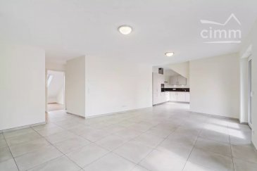 Eschweiler (Wiltz)

Cimm Immobilier Luxembourg a le plaisir de vous proposer à la vente cet appartement 2 chambres. fonctionnel et lumineux. au troisième et dernier étage avec ascenseur. offrant une surface habitable d’environ 84 m² et idéalement situé au cœur d’un environnement calme et verdoyant à quelques minutes de Wiltz.

L’espace de vie se compose d’un hall d’entrée avec vestiaire intégré. d’un vaste séjour baigné de lumière naturelle grâce à de grandes ouvertures. et d’une cuisine ouverte entièrement équipée avec des électroménagers de qualité. L’ensemble donne accès à une agréable terrasse d’environ 14 m². idéale pour profiter des beaux jours.

L’appartement dispose de deux chambres. d’une salle de bain moderne avec baignoire/douche et meuble double vasques. ainsi que de toilettes séparées. Une buanderie privative est également présente au sein du logement. offrant un confort supplémentaire au quotidien.

Le bien est complété par une cave. une place de parking intérieure avec accès direct à la cave. ainsi qu’une place de parking extérieure privative. Les résidents bénéficient en outre d’un grand jardin commun. parfait pour les familles.

Grâce à sa très bonne performance énergétique et son système de chauffage aux pellets. l’appartement assure une consommation maîtrisée et un confort optimal tout au long de l’année.

Un bien sans travaux. alliant modernité. fonctionnalité et excellente situation. À visiter sans tarder.

Pour plus de renseignements et visites. contactez Cimm Immobilier Luxembourg au +352 26 95 40 03