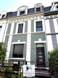 A louer, charmante maison de 140m2, datant de 1928 entièrement rénovée en 2021, située dans une rue calme mais centrale, près des écoles, crèches, piscine communale et transport en commun ; à 5 min. en train d'Esch, 10 min-Belval, 20 min. ? Luxembourg-gare, 35 min.- Kirchberg. 

La maison est répartie sur trois niveaux :  
-	Rez-de-chaussée (48,01 m²) , hall d'entrée, salon-salle à manger et cuisine ouverte de 31m2 ; WC séparé; 
-	1er étage (45,54 m²) : hall, 2 chambres (entre 11 m² et 15 m²), grande salle de douche ; 
-	2ème étage (43,97 m²) : 2 chambres (entre 10m² et 12,81 m²), grande salle de douche de 10m². 

Espaces annexes : Terrasse de 15 m², cave 43,82 m², et grenier de 18,99 m².

Loyer : 2 700 euros  hors charges (gaz, électricité, eau, déchets etc ? à charge du locataire).

Disponibilité : 1 juillet 2025. 

Agent responsable: Lydia Indjova
+352 661 331 628
lydia@vanmaurits.lu