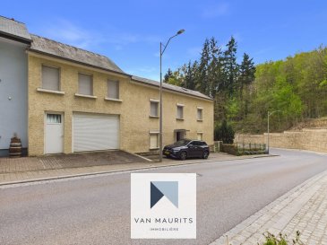 Située à Rameldange, dans la commune de Niederanven, au cœur d'un village paisible, cette maison résidentielle construite en 1945 représente une merveilleuse opportunité de rénovation pour les passionnés de projets ou les investisseurs. Développée sur deux étages, elle offre une surface habitable d'environ 117 m² avec une surface totale d'environ 240 m² sur un terrain de 3,30 ares, exposé sud-ouest garantissant une agréable luminosité.

La maison est présentée comme suit :

Au rez-de-chaussée, l'entrée se fait par un hall d'environ 8 m², menant au salon d'environ 28 m², à la cuisine séparée d'environ 10 m², à un WC séparé, un palier, un garage d'environ 36 m², offrant de l'espace pour une voiture ainsi qu'un coin buanderie, et une cave d'environ 9 m².

Le premier étage comprend l'espace nuit avec un palier d'environ 6 m², un couloir d'environ 4 m², quatre chambres d'environ 11, 11, 12, et 14 m², et une salle de bain d'environ 6 m² (avec lavabo, baignoire, WC et bidet), complétant l'étage. Vous profiterez également d'une terrasse d'environ 12 m², agréable pour profiter de l'extérieur.

Au sous-sol, une chaufferie d'environ 36 m² abrite la chaudière à mazout et le réservoir.

Un grenier non converti de 43 m² offre un grand potentiel pour du stockage supplémentaire.

Équipements et caractéristiques techniques :
- Chauffage au mazout
- Parquets, carrelages en béton et carrelages en bois
- Murs peints
- Fenêtres double vitrage en PVC avec volets manuels
- Fibre optique
- Toit en ardoise
- Jardin d'environ 130 m²

Environnement et services :
- Arrêts de bus à proximité
- Connexions rapides à l'autoroute
- Centre sportif, club sportif
- Aire de jeux
- Pistes cyclables et de randonnée
- Restaurants à proximité

Pour plus d'informations, veuillez contacter Hendrik van Rijckevorsel au +352 621 564 406 ou hendrik@vanmaurits.lu.