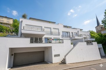 Luxembourg- Weimerskirch, 10, Fond Saint Martin, bel appartement lumineux de 1 chambre, environ 65m2.

Situé dans le quartier recherché de Weimerskirch, cet appartement au 2ème étage allie confort, sécurité et emplacement stratégique.

Espace de vie & Confort : 
- Séjour spacieux : Une pièce de vie lumineuse avec cuisine ouverte, optimisée pour la convivialité. 
- Chambre XXL : Une vaste chambre de 19 m² donnant accès direct à un balcon de 6 m². 
- Salle de douche : Fonctionnelle avec WC intégré et emplacement pour lave-linge et sèche-linge. 
- Équipements : Double vitrage renforcé et digicodes sécurisés à l'entrée de la résidence ainsi qu'au parking.

Annexes & Praticité : 
- L'appartement est vendu avec un emplacement de parking intérieur privatif, incluant une cave attenante, une configuration rare et idéale pour le stockage. 
- Bien entretenu, il bénéficie d'une façade entièrement refaite il y a 2 ans, garantissant une esthétique soignée et une tranquillité d'esprit concernant les gros travaux de copropriété.

Une situation géographique stratégique : 
Vivre au Fond Saint Martin, c'est profiter du calme d'un quartier résidentiel aux portes des grands pôles d'activités : 
- Institutions : À proximité immédiate de la BEI (Banque Européenne d'Investissement) et du Fonds Européen. 
- Kirchberg : Accès ultra-rapide au plateau du Kirchberg (centres d'affaires, commerces, cinéma, hôpital). 
- Mobilité : Excellente desserte en bus et accès direct vers le centre-ville. 
- Commodités : Commerces de proximité, restaurants et espaces verts accessibles à pied.

Caractéristiques techniques : 
- Surface : 62 m² (habitable) + 6 m² (balcon) 
- Année de construction : 2005 
- Étage : 2ème 
- État : Façade refaite récemment (il y a 2 ans)

Une opportunité rare dans un secteur dynamique et prisé de la capitale ! 
Contactez-nous dès maintenant pour organiser une visite.

Contact et visites : Arianna GHITTINO, téléphone : 691 205 573, email : arianna@parkagence.lu