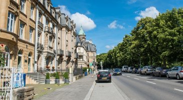 Maison très exclusive au cœur de la Pétrusse.  Cette maison de 1920 entièrement rénovée du sol au plafond en 2017 vous séduira tant par son coté moderne et très récent que par sa décoration, son aménagement et ses finitions exclusives. Cette maison se compose actuellement de 3 chambres + bureau (possibilité de faire 2 chambres supplémentaires). Ce bien correspond aussi bien à un investisseur qu’à un particulier qui souhaiterai y vivre. Située au cœur de Luxembourg dans un quartier exclusif de la capitale et proche de toutes les commodités cette maison vous apportera un confort de vie inégalable. Mise à disposition des photos, des plans, de la visite virtuelle et de toutes les informations sur le bien en rendez-vous agence. Toutes offres soumises seront sujettes à l’acceptation expresse des propriétaires. Honoraires d'agence à la charge de la partie venderesse. Photo non contractuelle.