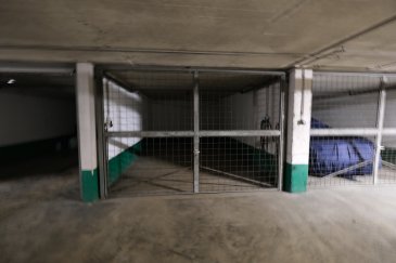 Luxembourg Centre-Ville, 9, boulevard Joseph II, box fermé à louer avec eau et électricité,( 5,8 mètre x 3,22 mètres) à louer, libre de suite, 
Prix : 230 euros par mois + consommation annuelle d'électricité. 
Frais d'agence : un mois de loyer + TVA à charge du locataire 
Contact et visites : Rosalba MAITRE, téléphone : 691 550 189, email : rosalba@parkagence.lu