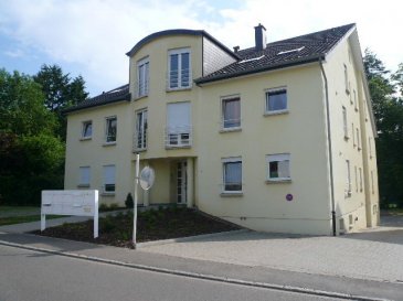 Agréable appartement à louer au rdch d'une résidence située dans le village de Colpach-Haut.

- séjour / salle à manger 
- cuisine équipée
- salle de bain, lavabo, wc
- 2 chambres à coucher
- cave
- 1 emplacement extérieur.