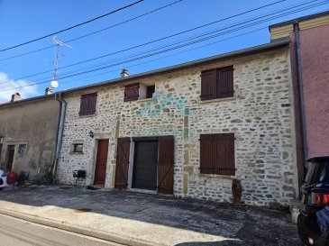 Belardimmo vous propose cette charmante maison de 171 m² située à Puttelange-lès-Thionville offre un cadre de vie exceptionnel. Dotée de trois chambres spacieuses et de six pièces au total, elle assure confort et convivialité pour toute la famille. Le charme authentique de sa façade en pierre et ses finitions intérieures sauront vous séduire.

À l'intérieur, vous profiterez d'un spacieux salon équipé d'une cheminée qui apporte une ambiance chaleureuse et conviviale. Les fenêtres à double vitrage garantissent une isolation optimale et s'accompagnent de volets électriques pour plus de praticité. Chaque pièce est pensée pour allier confort moderne et charme de l’ancien.

À l'extérieur, un éclairage soigneusement disposé met en valeur la structure de la maison, accentuant son allure accueillante. Que ce soit pour un projet de résidence principale ou de maison secondaire, cette propriété constitue un investissement de choix. N'attendez plus pour découvrir ce bien qui a tant à offrir.

Pour plus d'informations veuillez contacter Monsieur David Kempf au 00 352 621 631 841 ou par mail David.kempf16@gmail.com