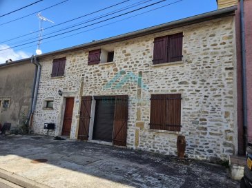 Belardimmo vous propose cette charmante maison de 171 m² située à Puttelange-lès-Thionville offre un cadre de vie exceptionnel. Dotée de trois chambres spacieuses et de six pièces au total, elle assure confort et convivialité pour toute la famille. Le charme authentique de sa façade en pierre et ses finitions intérieures sauront vous séduire.

À l'intérieur, vous profiterez d'un spacieux salon équipé d'une cheminée qui apporte une ambiance chaleureuse et conviviale. Les fenêtres à double vitrage garantissent une isolation optimale et s'accompagnent de volets électriques pour plus de praticité. Chaque pièce est pensée pour allier confort moderne et charme de l’ancien.

À l'extérieur, un éclairage soigneusement disposé met en valeur la structure de la maison, accentuant son allure accueillante. Que ce soit pour un projet de résidence principale ou de maison secondaire, cette propriété constitue un investissement de choix. N'attendez plus pour découvrir ce bien qui a tant à offrir.

Pour plus d'informations veuillez contacter Monsieur David Kempf au 00 352 621 631 841 ou par mail David.kempf16@gmail.com