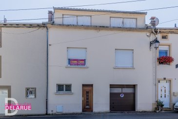 Maison saine et de bonne facture, hyper centre ville de Ars-sur-Moselle. L\'Immobilière Delarue, vous propose en exclusivité cette charmante maison de bonne construction située rue de la paix, à proximité de tous les commerces, la gare, médecin, écoles etc ...<br/>Les matériaux utilisés de l\'époque sont qualitatifs et toujours parfaitement entretenus par ses propriétaires, en voici son descriptif :<br/><br/>En rdc, vous trouverez une entrée desservant le local technique avec chaudière gaz ainsi que le ballon d\'eau chaude, un vaste garage, une pièce pouvant être destinée à être un vestibule et une buanderie avec porte de service.<br/>Pour accéder à l\'étage un magnifique escalier munit garde-corps torsadé ( ferronnerie), un pallier, 1 très belle chambre avec parquet, 1 salon avec parquet chevrons, une salle de bain, un toilette suspendu, placard, spacieuse cuisine ou il fait bon vivre pour déjeuner en famille.<br/>A dernier étage, un pallier, 2 belles chambres, 1 salle de douche avec bidet et wc, 1 pièce brute pouvant être destinée à stocker du rangement .<br/>Le chauffage est au gaz <br/>Des travaux sont à prévoir nous consulter.<br/>Ce bien ne dispose pas de jardin, ni de terrasse.<br/>DPE / G consommation primaire 449 kwh/m²/an GES / F gaz à effet de serre 99 kg Co2/m²/an<br/>********Estimation des coûts annuels d\'énergie******** entre 2800 € et 3840 €<br/>Le prix de vente est de 154 400 € et les honoraires sont à la charge acquéreur soit 6,5% TTC du prix<br/>Les risques sont disponibles sur Géorisques