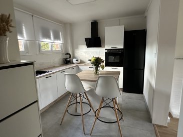 superbe T2 à la décoration très soignée et actuelle, à deux .   À VENDRE   TOURCOING | Secteur Métro Mercure et Carliers  Idéalement situé, à seulement 2 minutes à pied du métro Mercure et Carliers, et face à Match, Lidl et de nombreux commerces, ce charmant T2 est une belle opportunité à ne pas manquer ! 
 Caractéristiques principales : Situé au 2e étage (sans ascenseur) très lumineux ! Cuisine moderne équipée avec îlot central Séjour agréable avec petite cheminée électrique Chambre spacieuse de 12,6 m2 avec placard/dressing Salle de bains avec douche, vasque, espace buanderie et chaudière 
 Atouts complémentaires : Grand grenier à hauteur d'hommes Cave spacieuse d'env. 18 m2 + petite cavette
 informations sur la Copropriété :
 Ensemble de 90 maisons individuelles et 4 bâtiments collectifs + 1 garage en annexe
 Charges annuelles : 1 074,01 EUR ( 89,50 EUR/mois) incluant eaux avec décompteur et charges communes, chauffage par chaudière
 Performance énergétique : DPE (10/10/2023) : Classe énergie : E (294) GES : E (61) Énergie finale : 279 kWh/m2/an Estimation des dépenses annuelles : entre 960 EUR et 1 340 EUR (prix moyens 2021)
  Prix de vente : 122 000 EUR - Prix hors honoraires 113 100 EUR , honoraires à la charge de l'acquéreur 8 900 EUR TTC
  Les informations sur les risques auxquels ce bien est exposé sont disponibles sur :www.georisques.gouv.fr
   L'avis de Miss-Immo : Un appartement lumineux, fonctionnel et très bien situé ! On s'y projette immédiatement, avec tous les commerces et transports à portée de main.